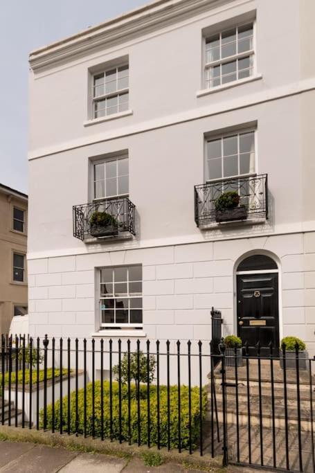 Four Bedroom Townhouse In Famous Suffolks Area 첼튼엄 외부 사진