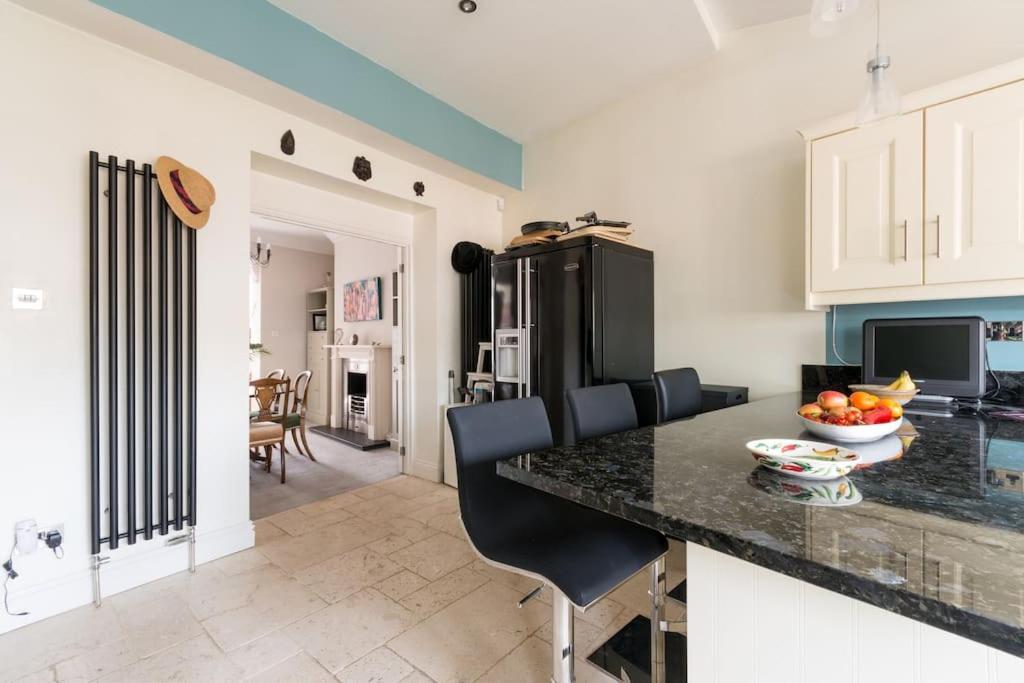 Four Bedroom Townhouse In Famous Suffolks Area 첼튼엄 외부 사진